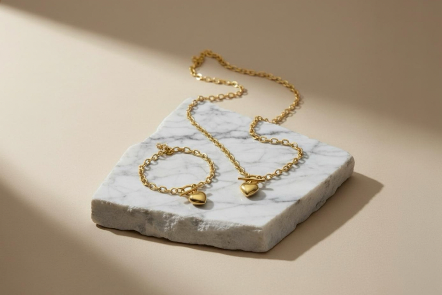 Colección Accesorios - Collar y pulsera dorada con dije de corazón