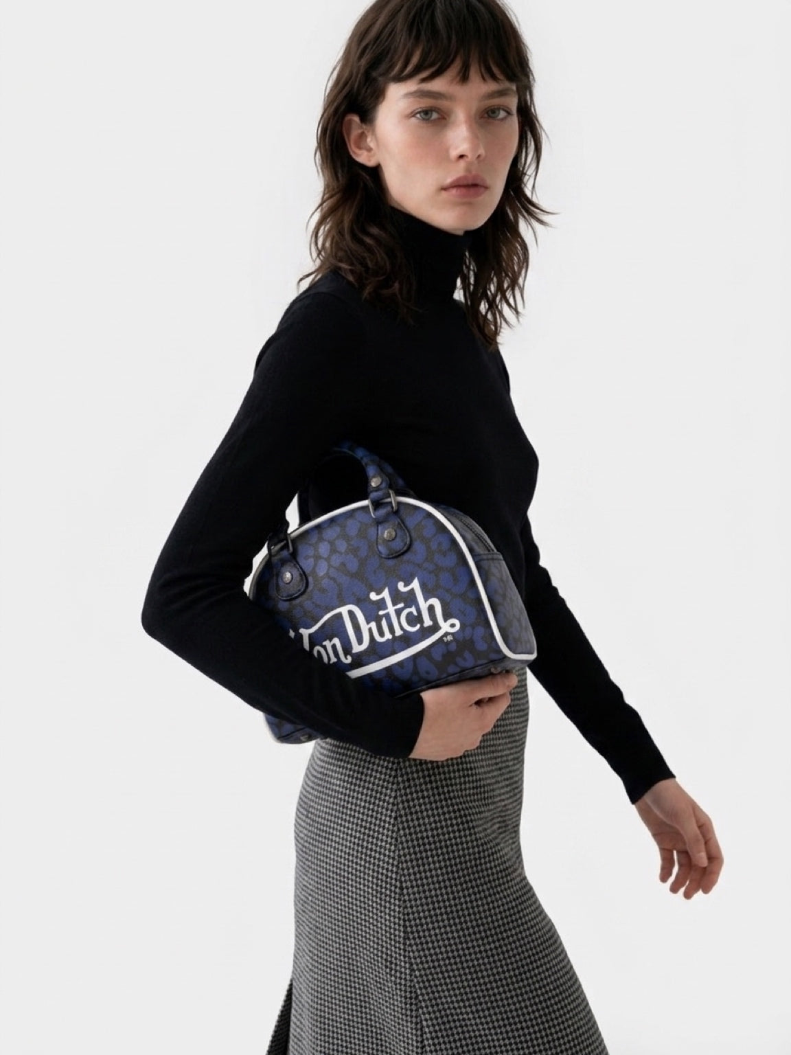 Cartera Von Dutch Mini Bowling Navy Animal Print - modelo