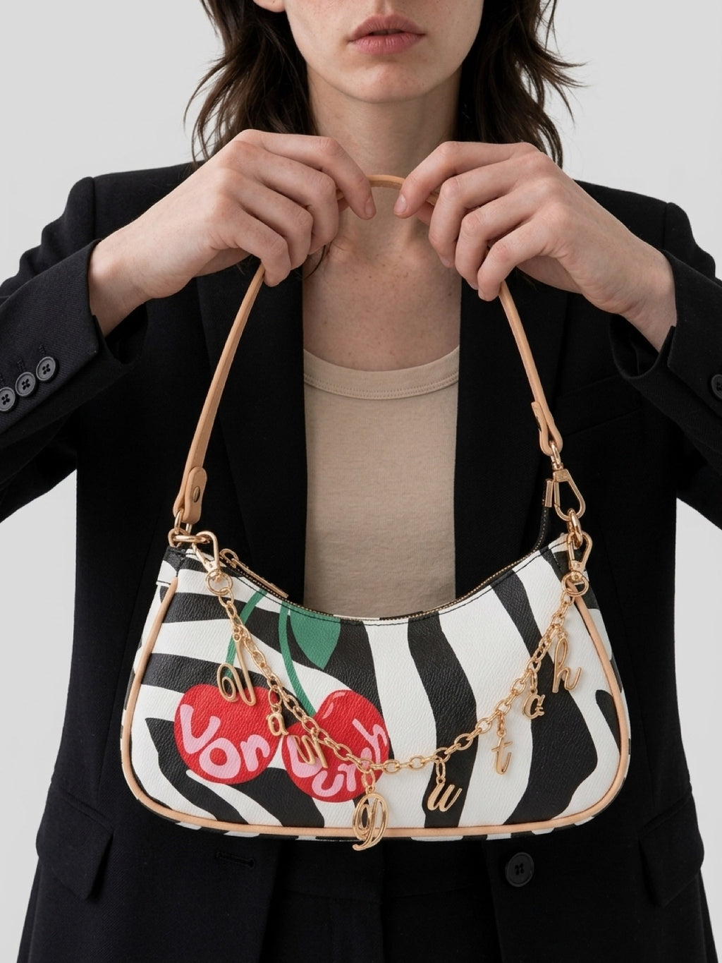 Bolso Von Dutch Cherry Zebra - modelo sosteniendo
