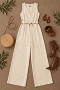 Vista del jumpsuit marfil extendido con lazo en la cintura