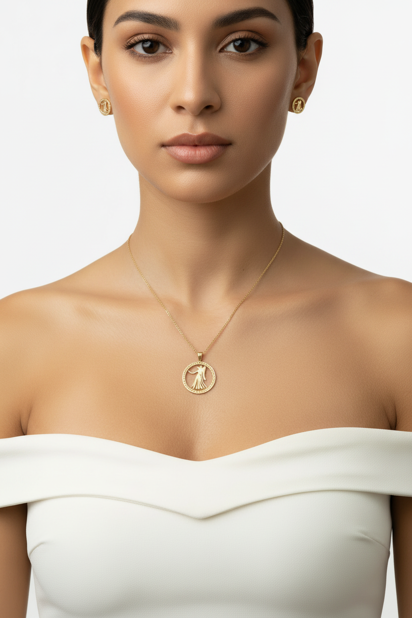 Modelo luciendo set zodiaco dije circular dorado con pantallas a juego