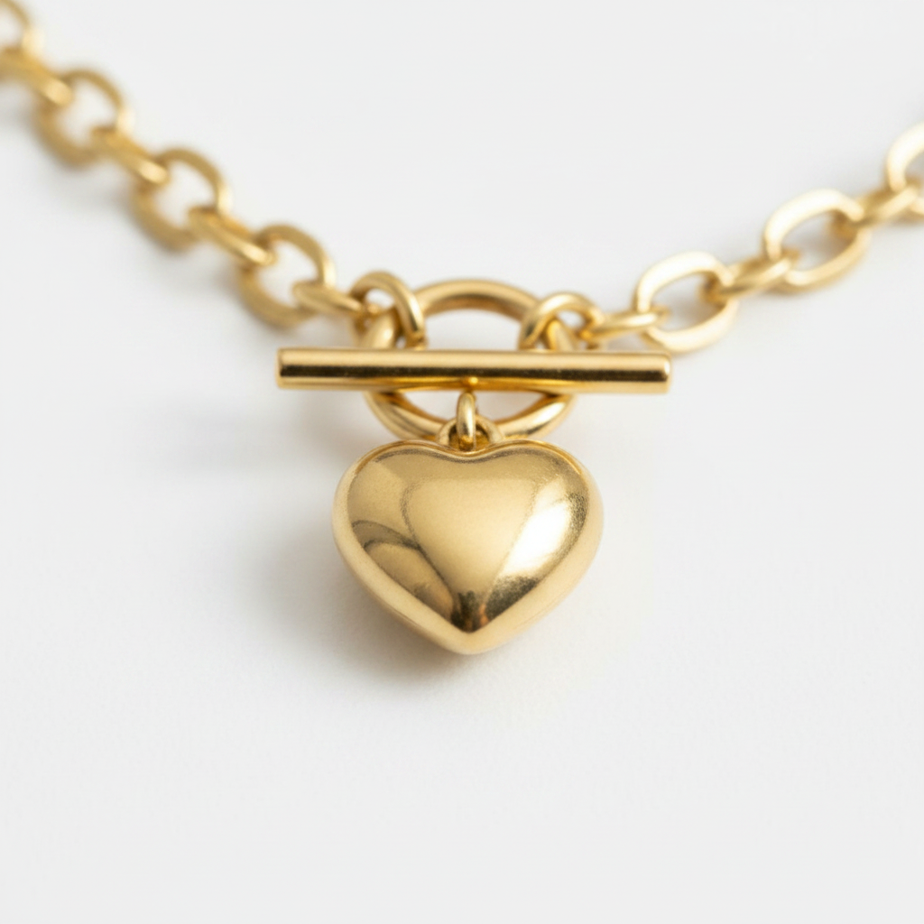 Detalle macro dije corazón dorado collar y pulsera Romance