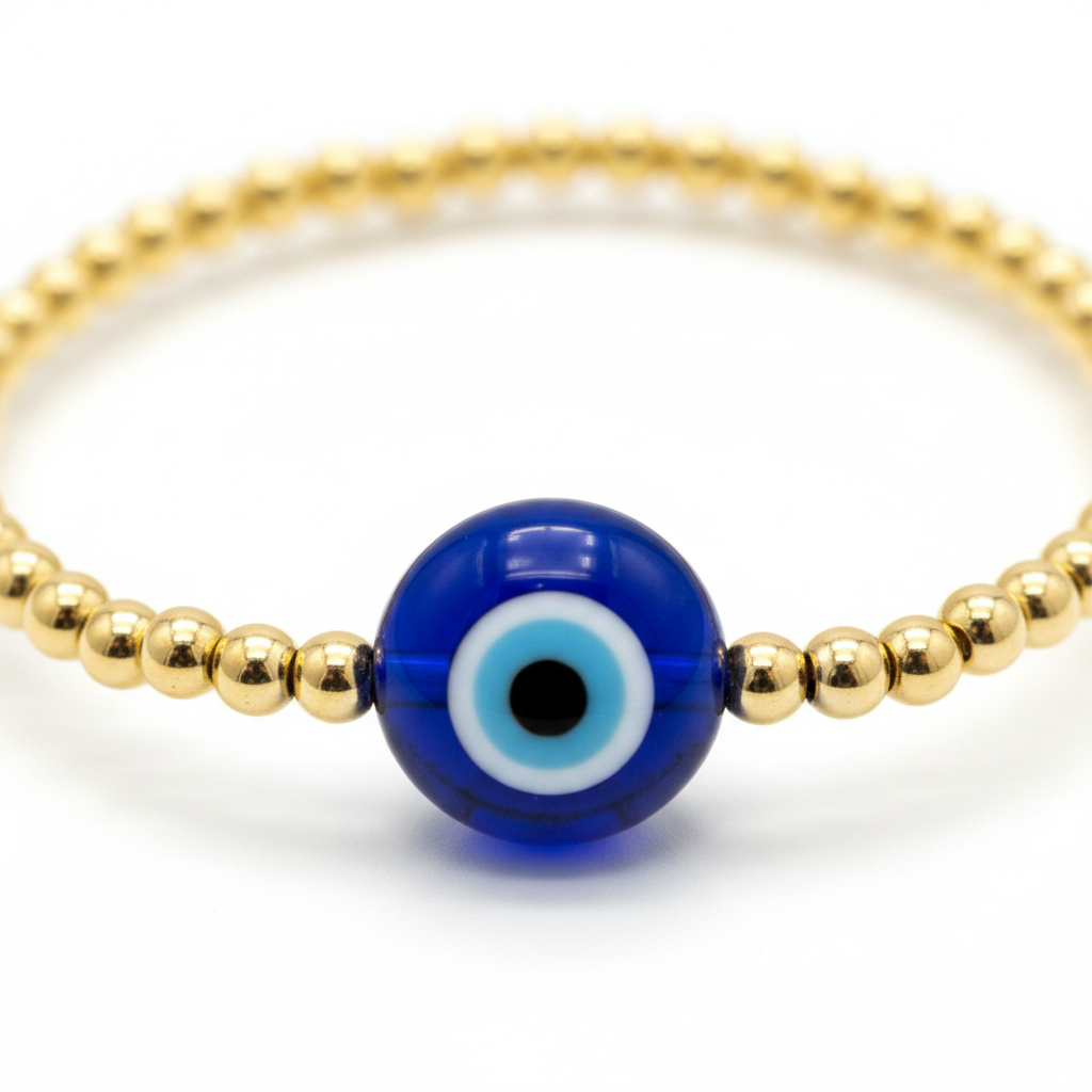 Detalle macro del ojo turco azul con bolitas doradas